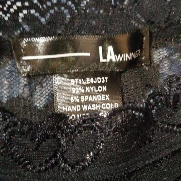 One piece - Picture 2 of 4